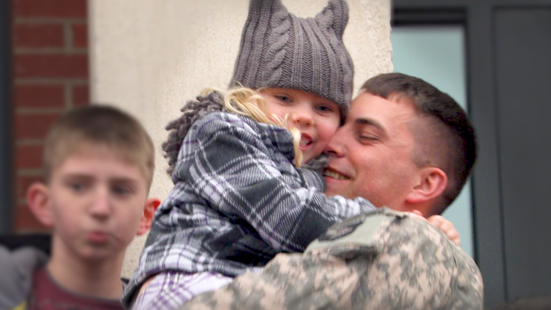 Town helps with emotional reunion of soldier's family | Coming home