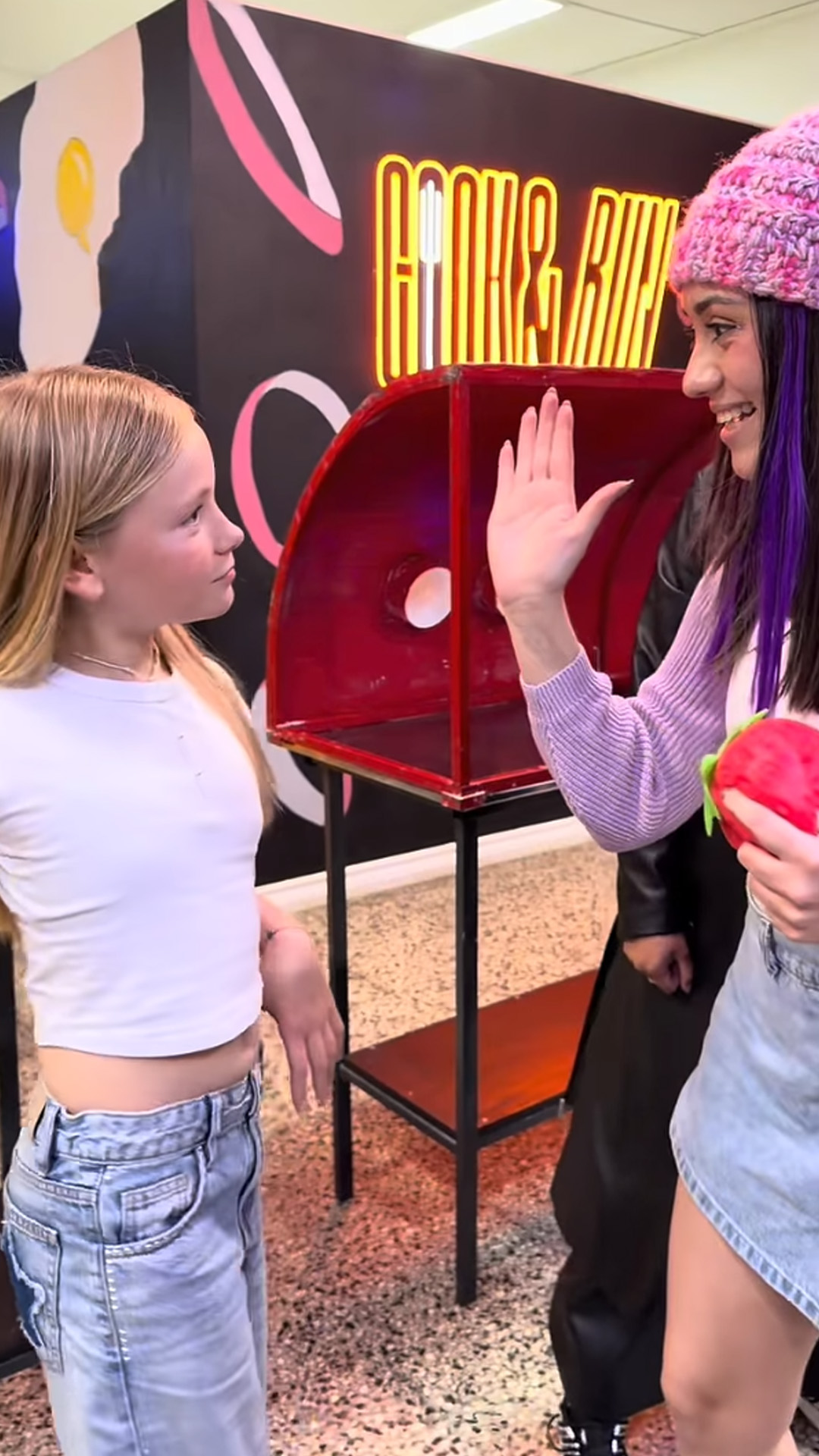 Reto de chocar las manos para ganar un squishy gigante viral