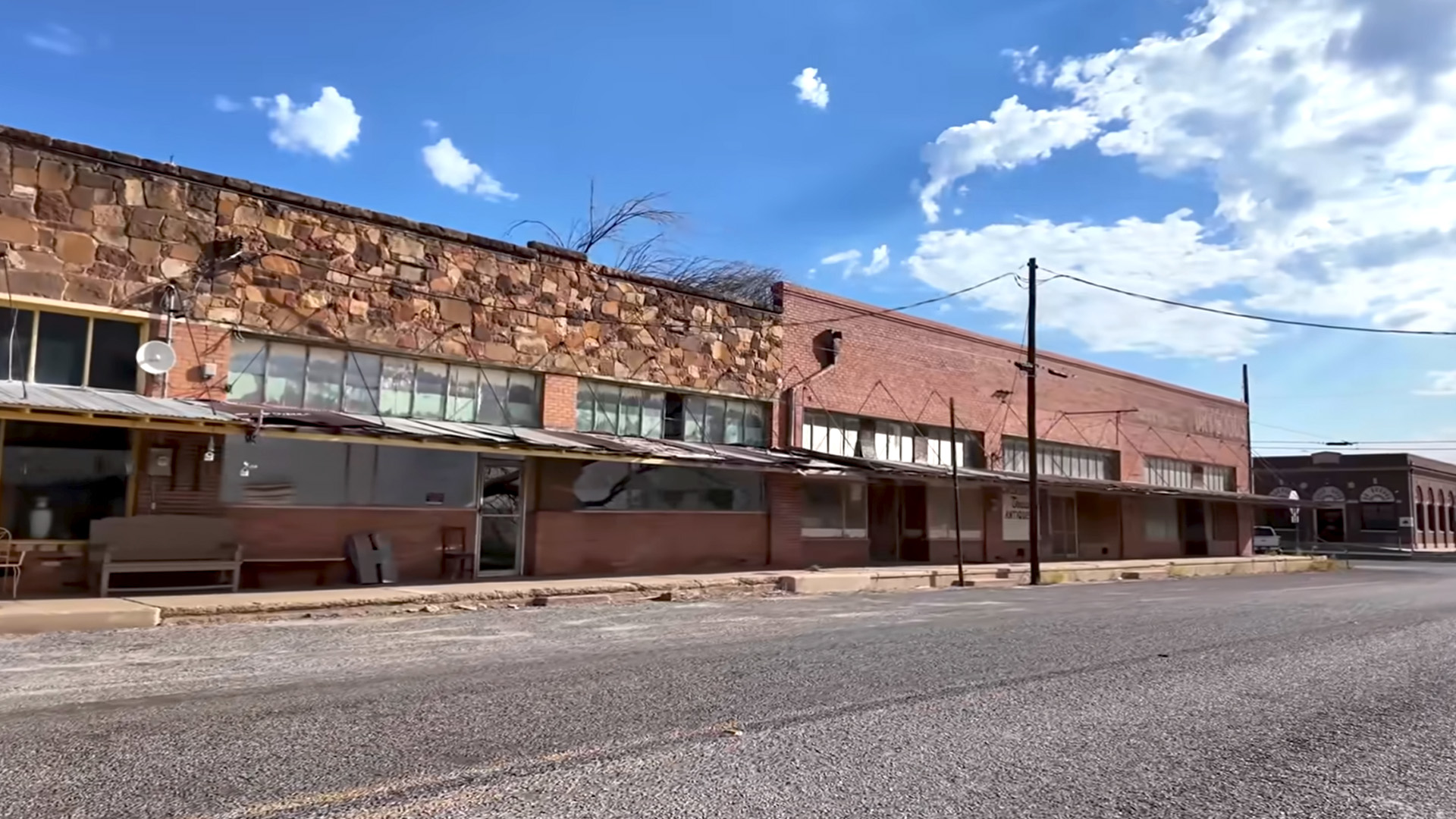 What is happening to the dying towns in the Texas oil patch?