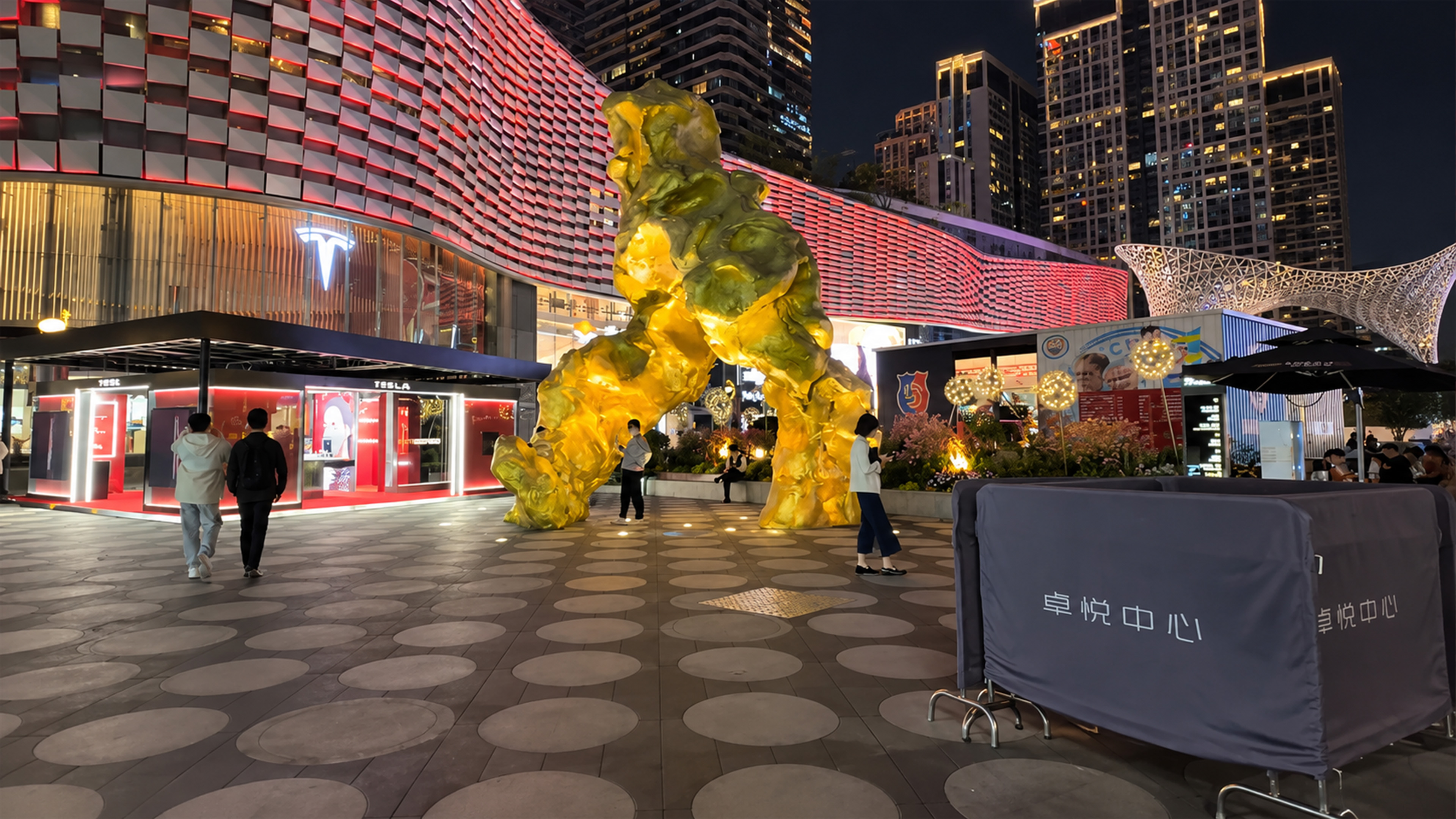 A giant golden sculpture forms an unusual arch in Shenzhen