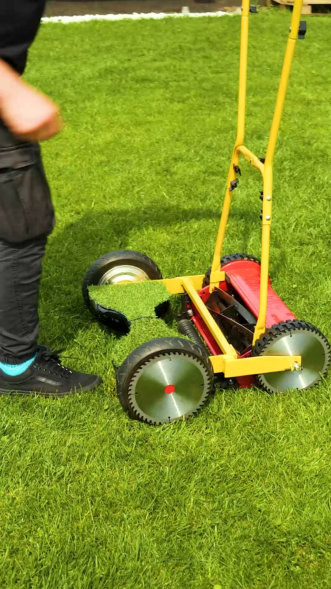 Making a grass cutter from a hoverboard