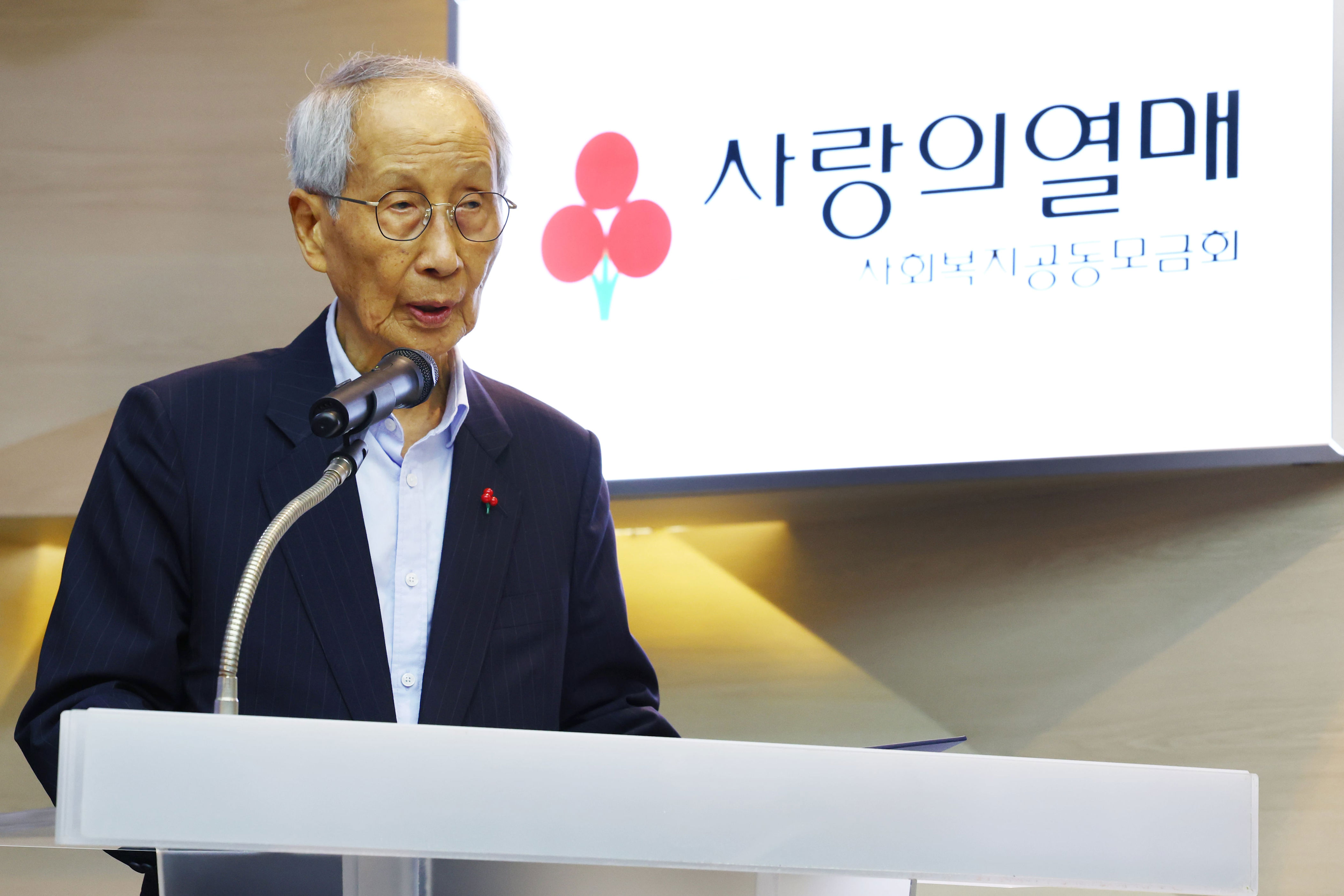 Opposition alleges 'Pro-Lee parachute' in Community Chest secretary ...