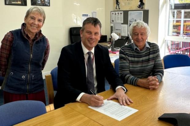 Hertfordshire schools urged to delay smartphone access in county-wide ...