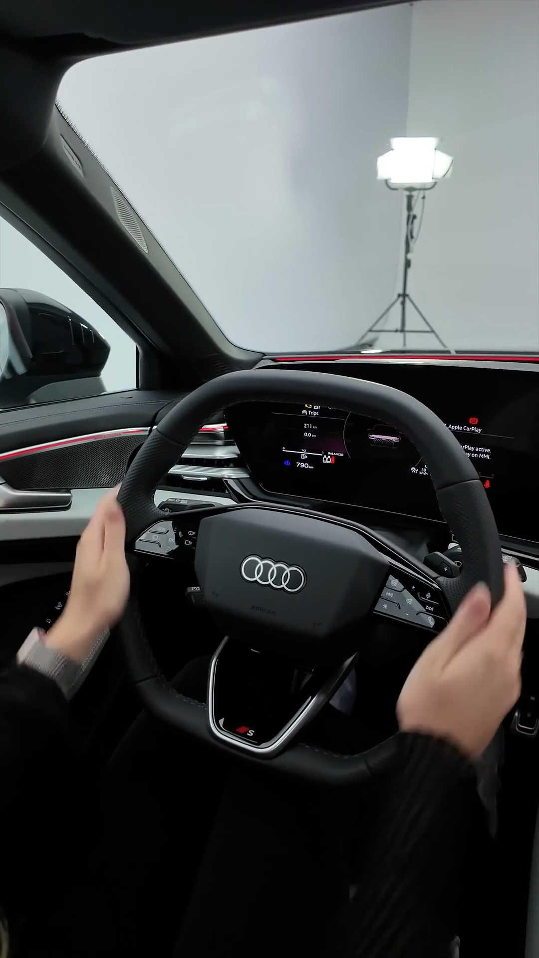 Explorando em detalhe o interior do Audi A6 Avant em ASMR