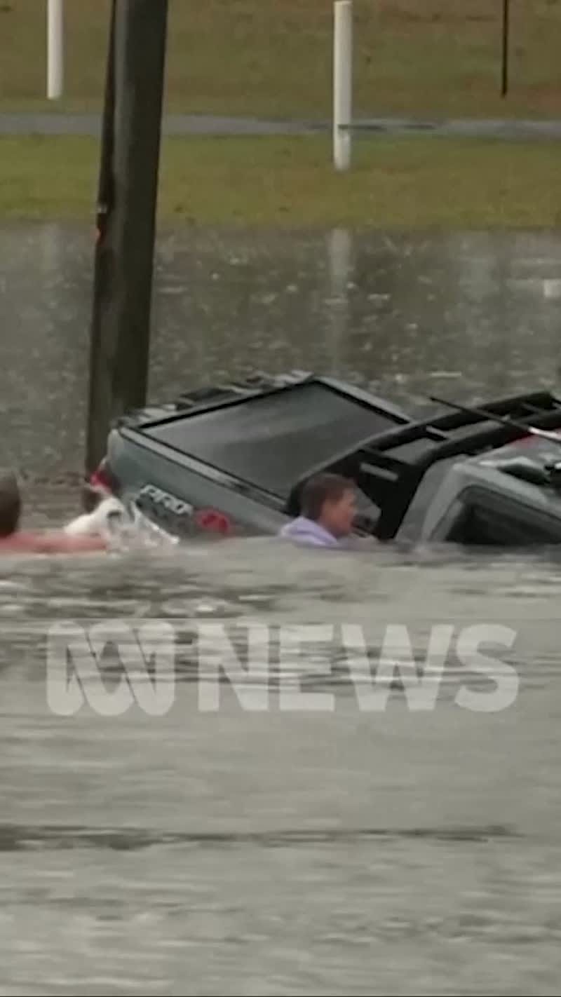 Australia: Bystanders dive into floodwaters to save trapped driver