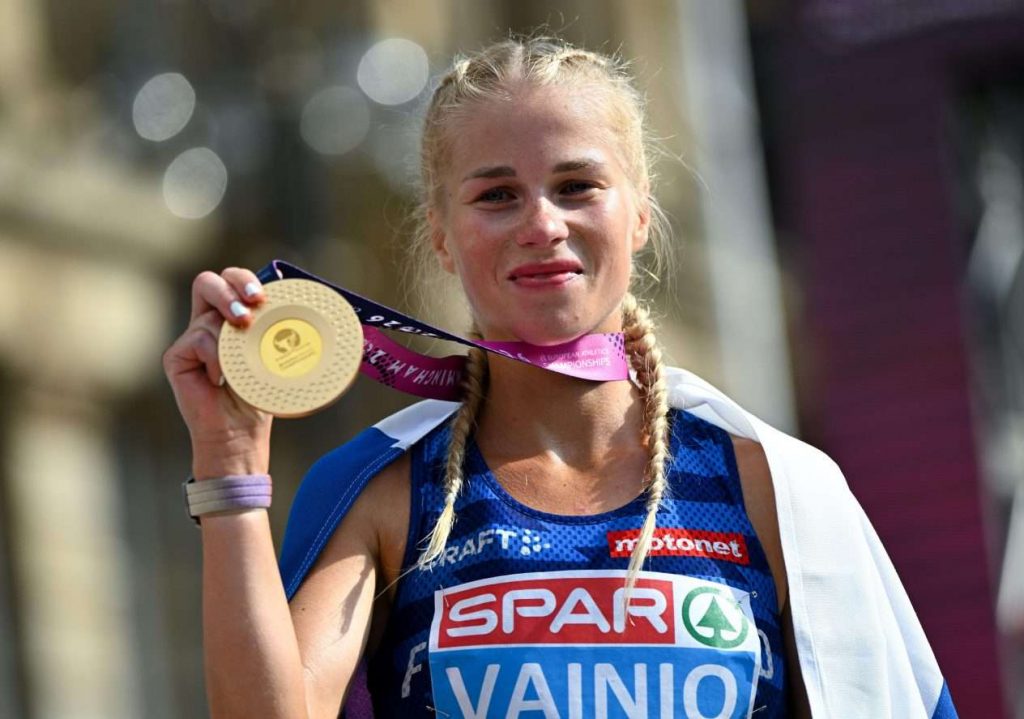 Alisa Vainio viihtyi Ibizalla tähtiseurassa – italialainen ...