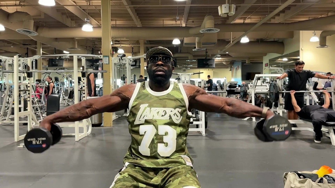 Kali Muscle trains chest with 50 Cent on Hammer Strength machines
