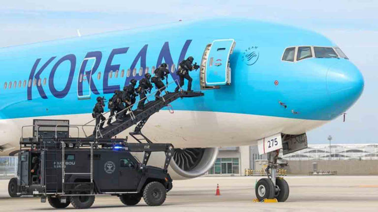 Kanada operasikan kendaraan lapis baja Senator dengan ramp hidraulis ...