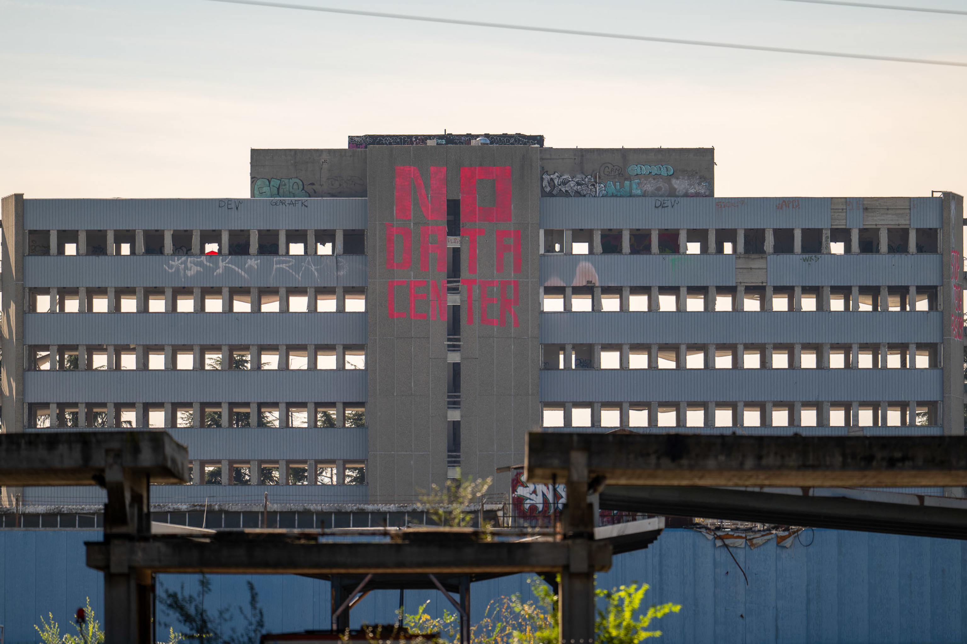 Extinction Rebellion, scritte 'No data center' sull'ex Ilte di Moncalieri