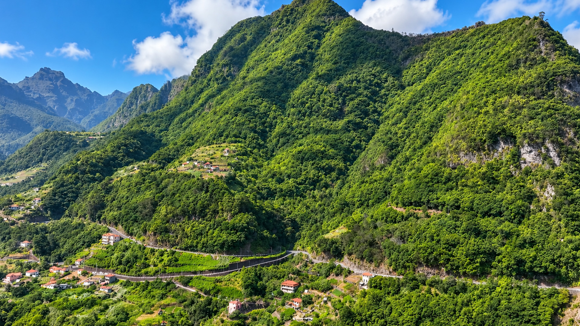 A small settlement lost among Madeira's massive green peaks