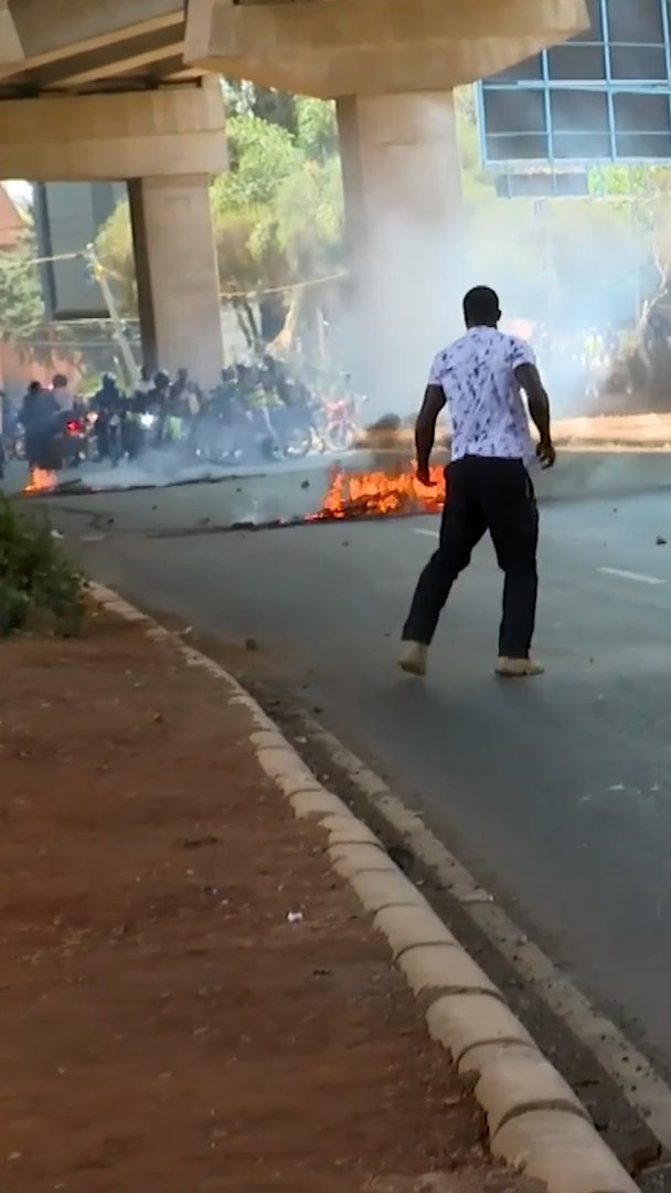 Kenyan students block highway as university staff continue strike