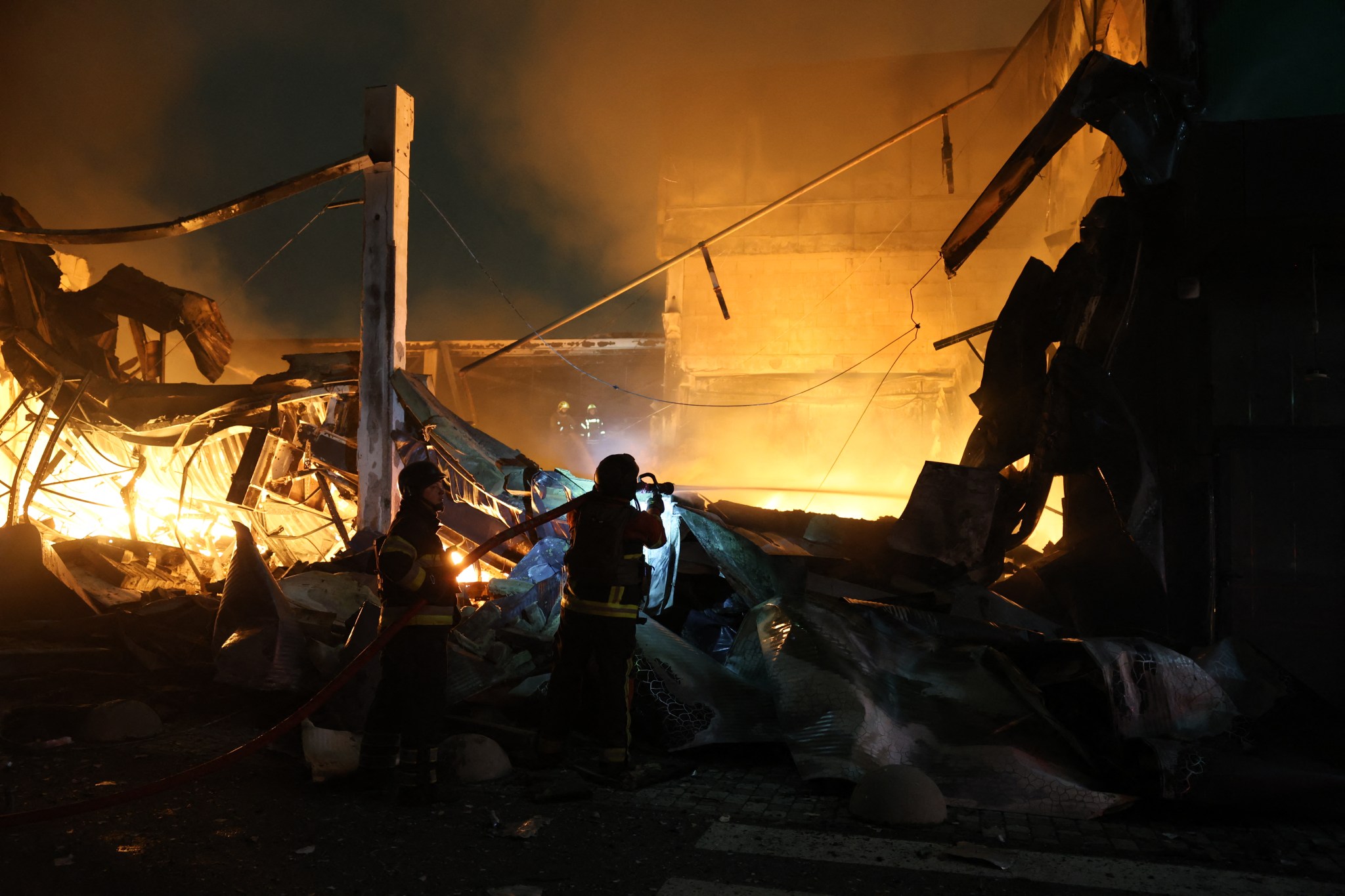 Russia launches mass missile barrage on Ukraine hours after Putin-US talks
