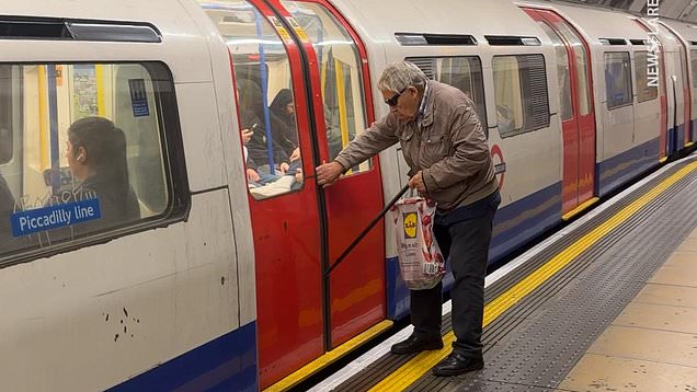 Old man gets stuck in tube door on London Underground