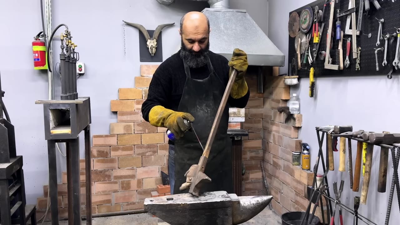 Turning an old ratchet jack into a custom steel knife