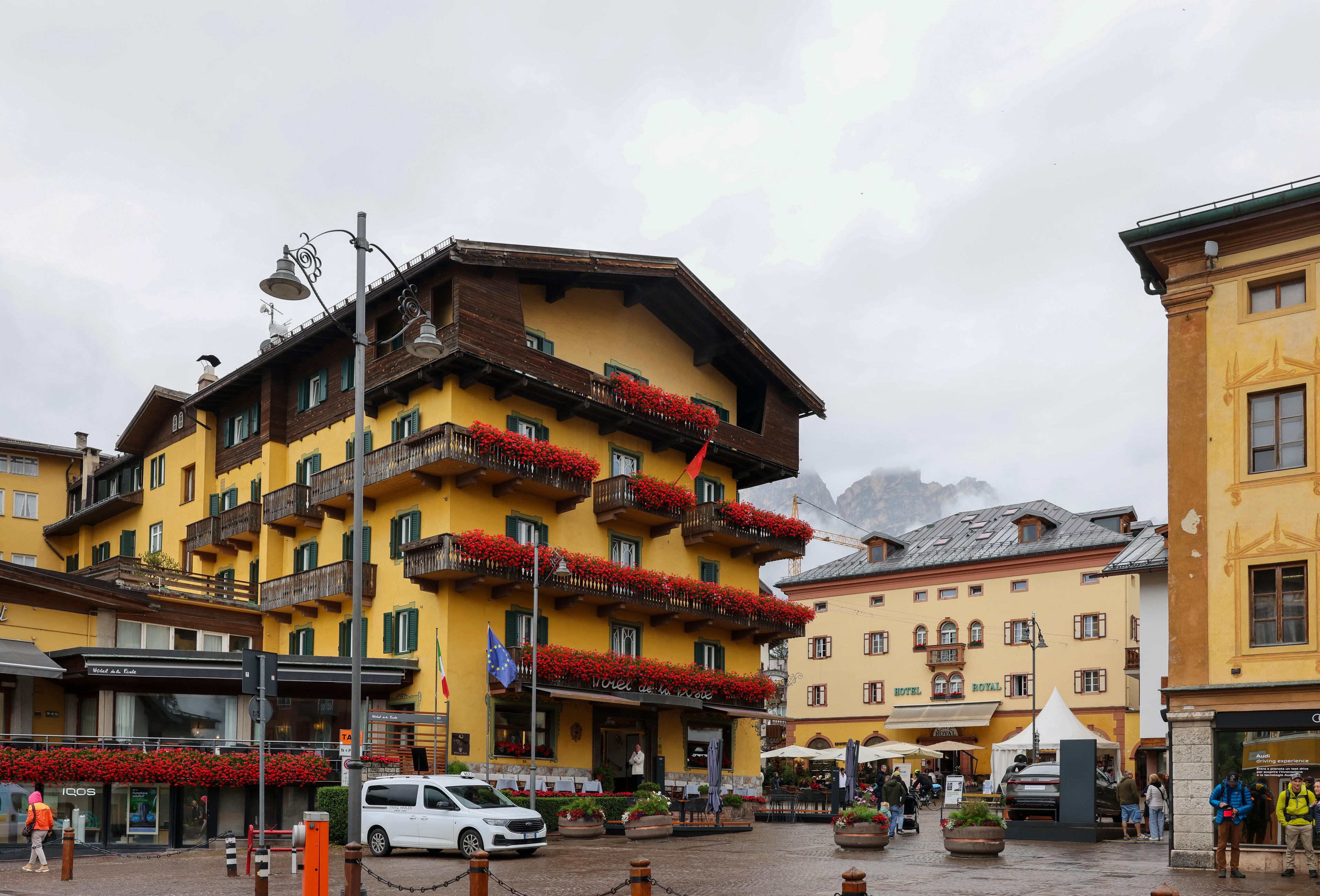 Alberto Vacchi è il proprietario dell'Hotel de la Poste di Cortina: al ...