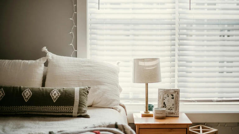 Sleep researchers on bedroom temperature, light and noise levels