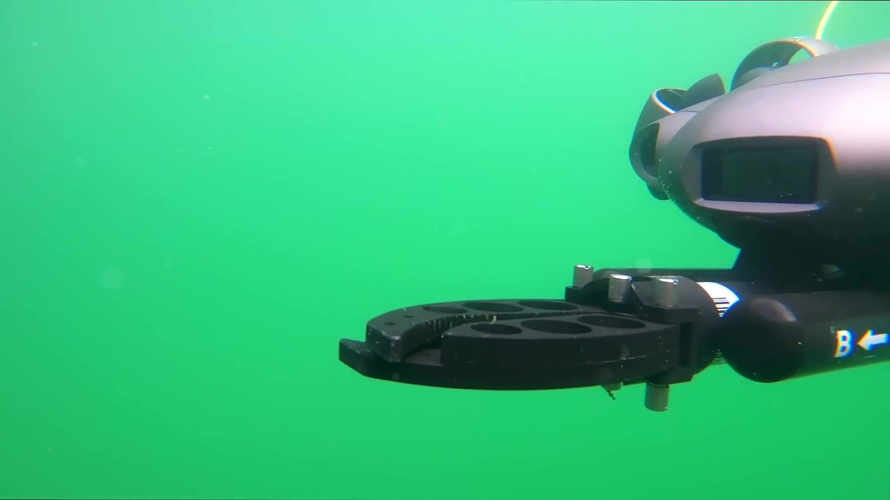 Fifish V6 Expert pulls goggles and a bottle from underwater