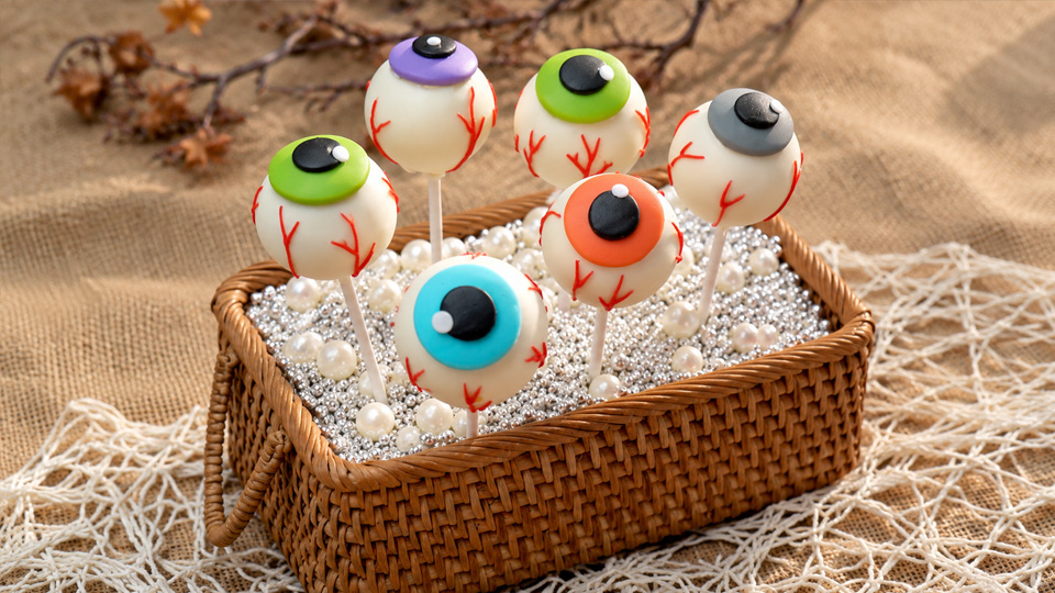 Creative Halloween cake pops shaped like human eyeballs