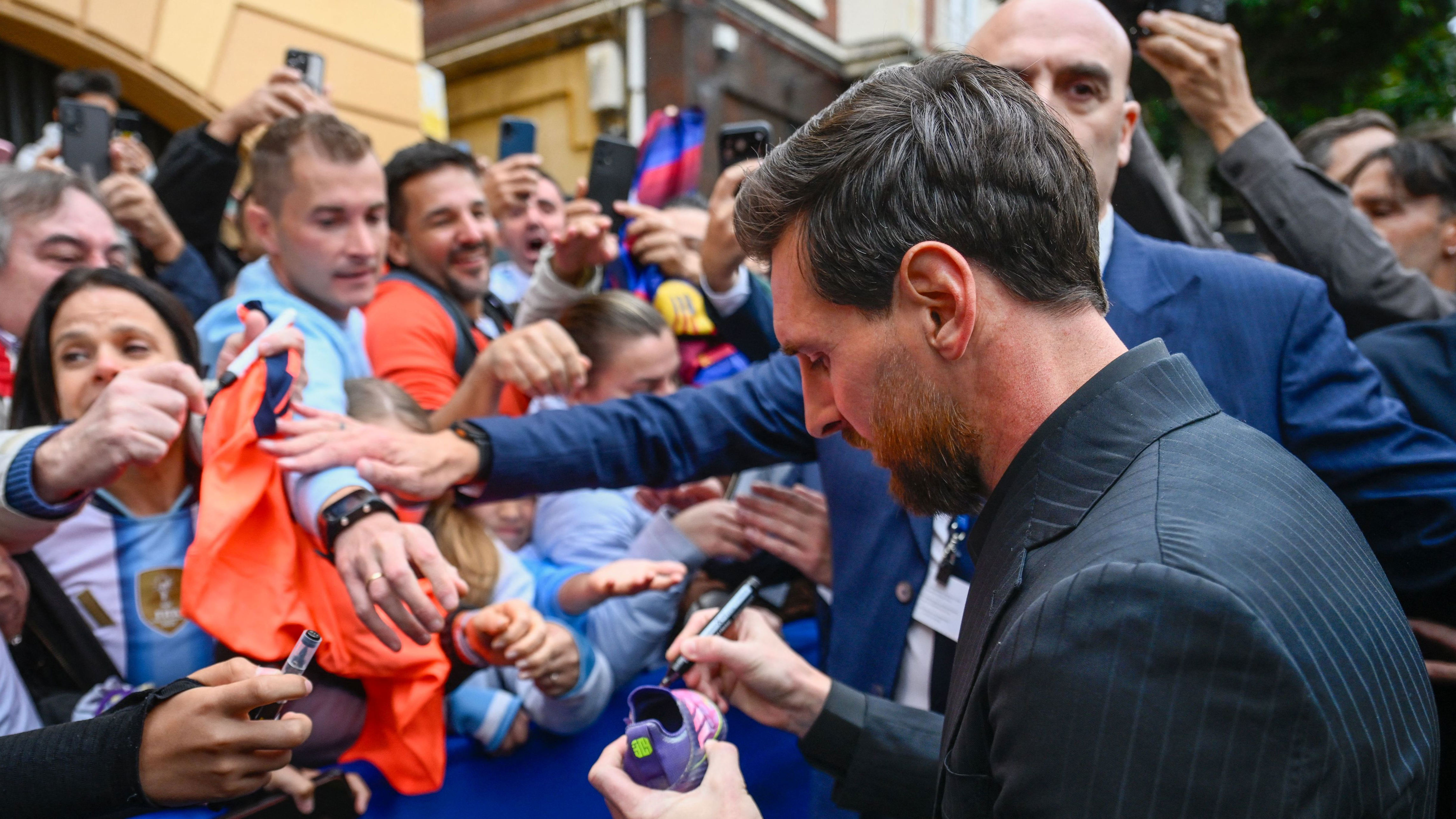 Vídeo: multitudinario recibimiento a Messi en Oviedo antes de recoger ...