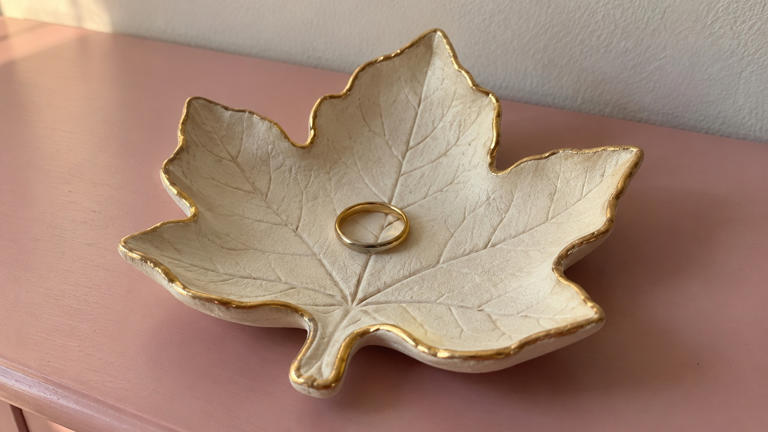 How to decorate a dish with clay and paint