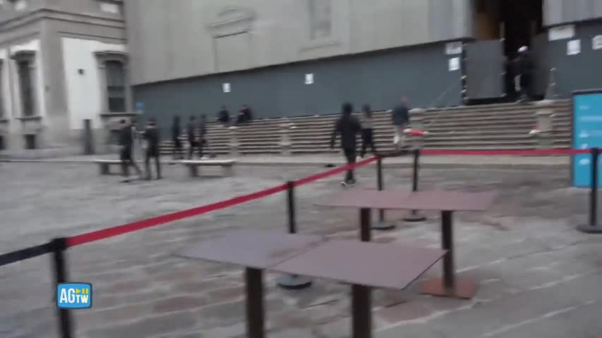 Insults and rude gestures towards the priest during clashes in Milan ...