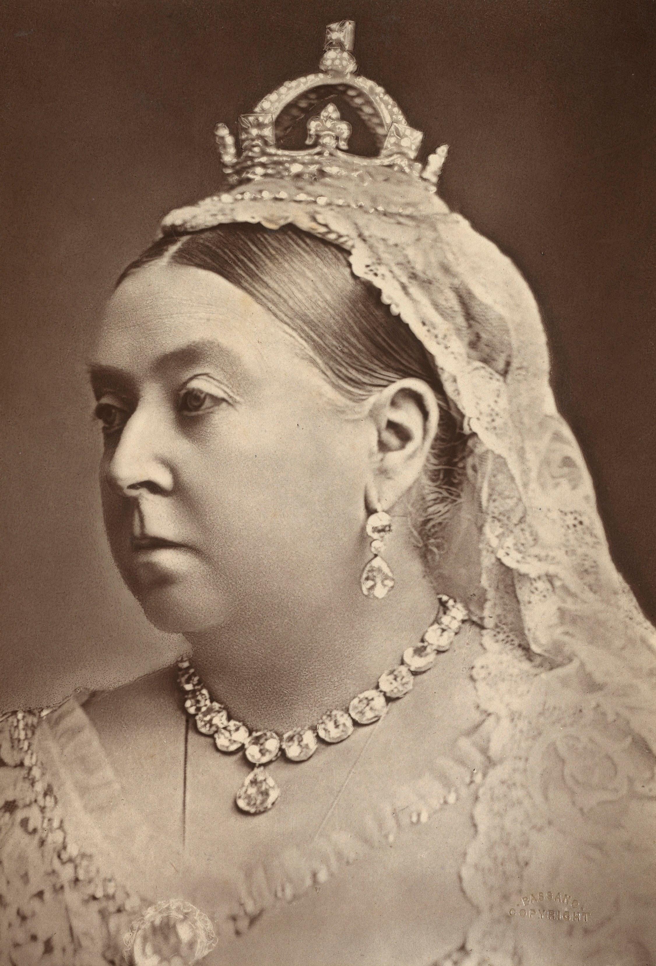 Royal jewellery worn by Queen Elizabeth and Henry VIII to go on show