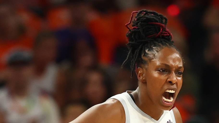 Aces should choose Jackie Young over Chelsea Gray if forced to