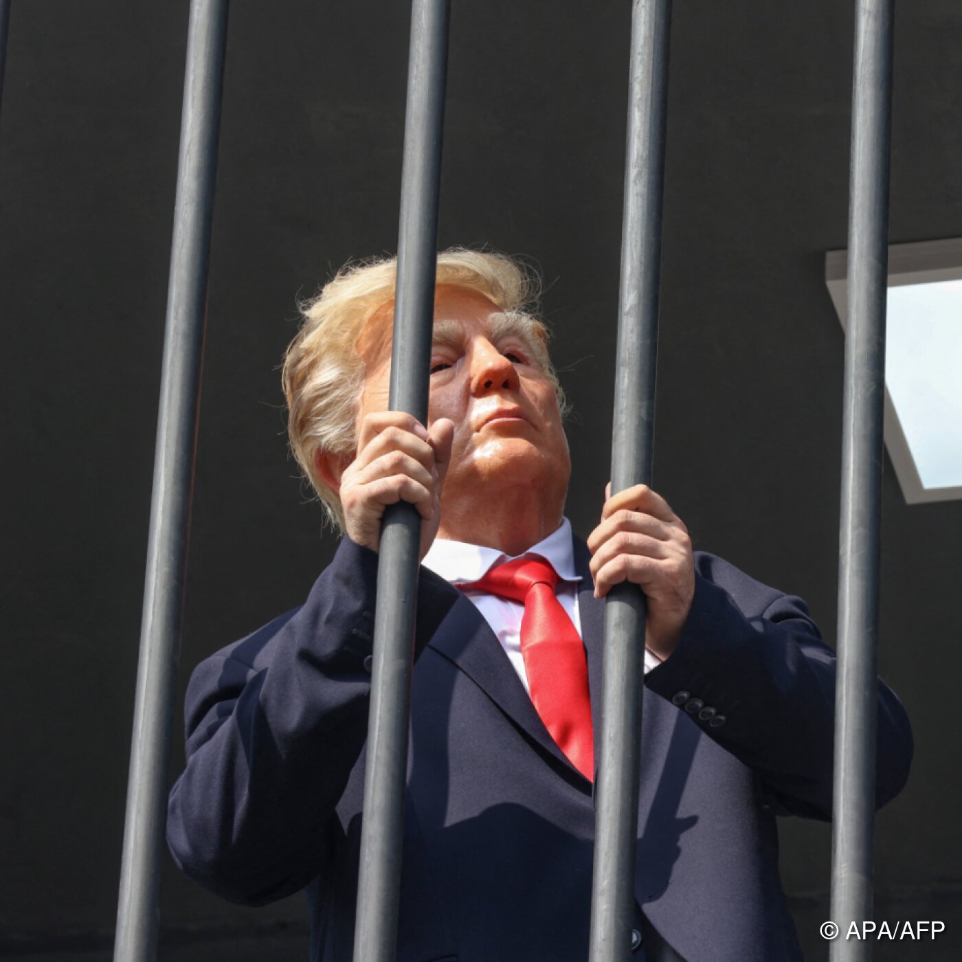 Iranische Propaganda-Installation zeigt Trump hinter Gittern