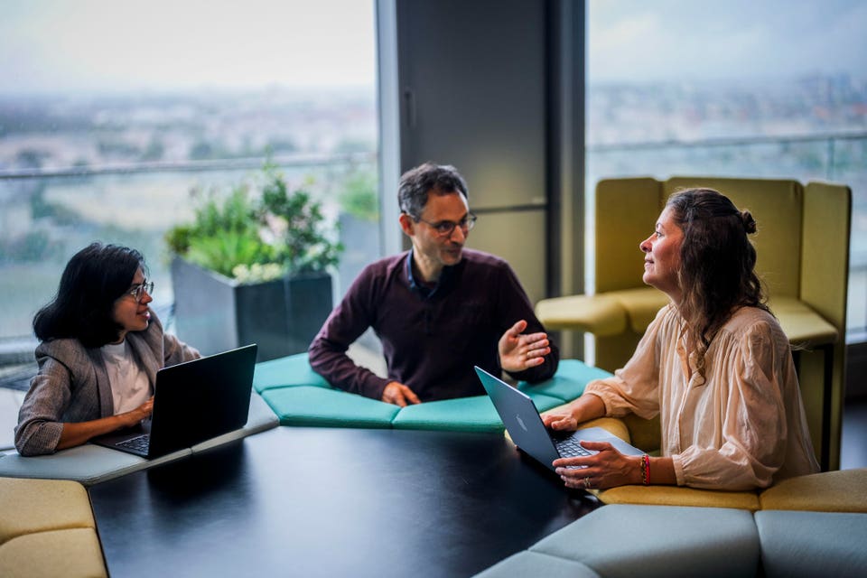 AI job boom favors men as female employment growth stalls