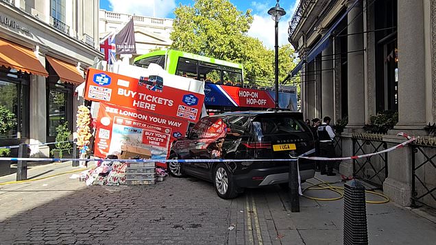 London tourist bus smashes into news stand and Land Rover near ...