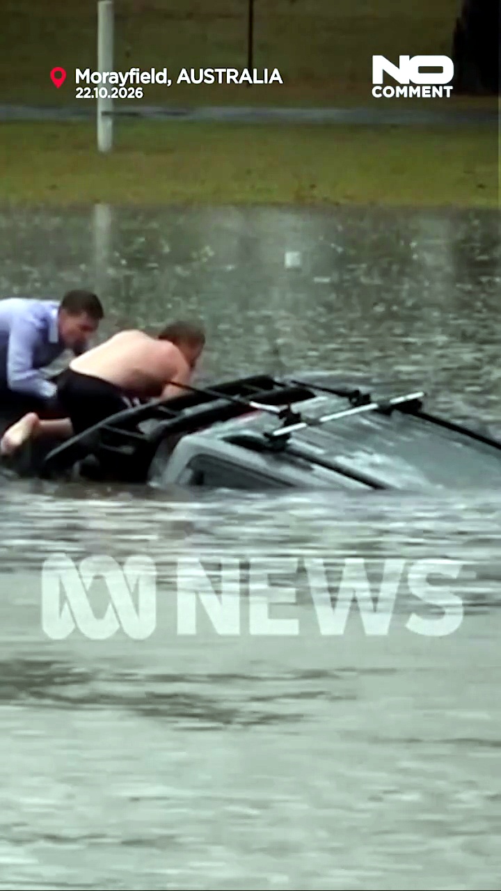 Australia: Bystanders dive into floodwaters to save trapped driver