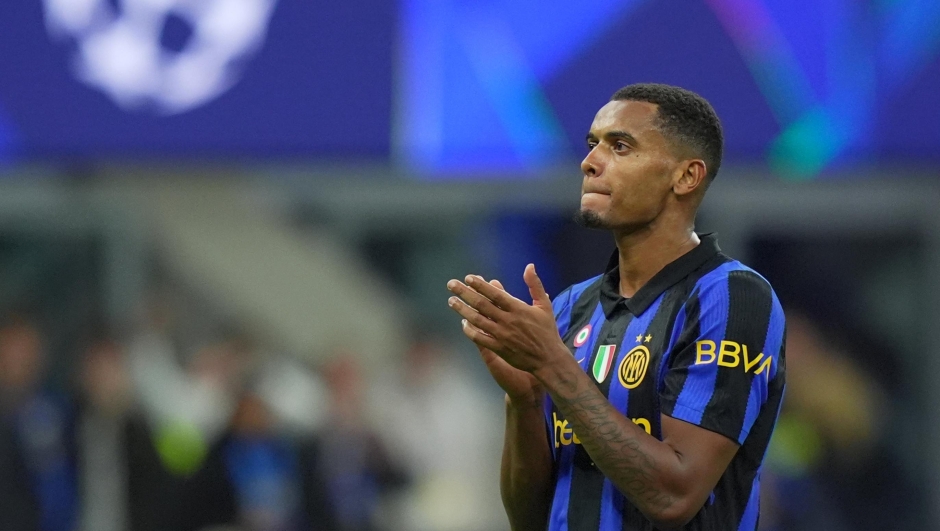 The new Akanji acts as Chivu's assistant too: 