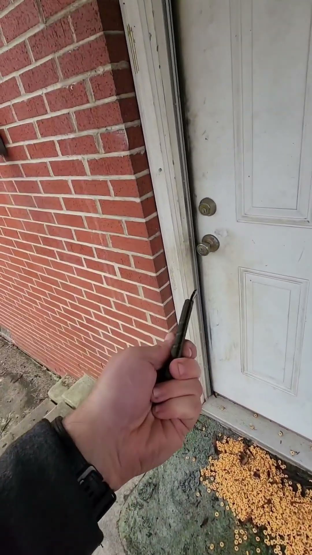 Mini crowbar unlocks tenant's lost keys