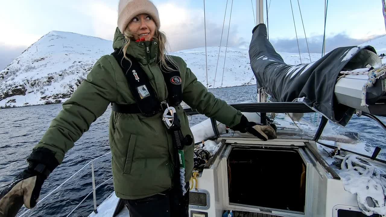 A shackle failed mid-sail - he fixed it with fishing hooks