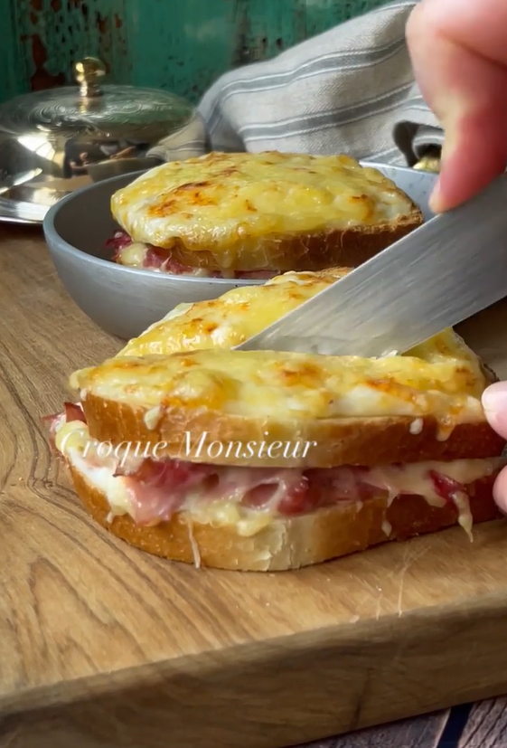 Croque monsieur francese con prosciutto e formaggio filante