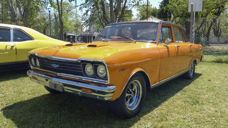 What's the difference between the Pontiac 400 and the Chevrolet 400?