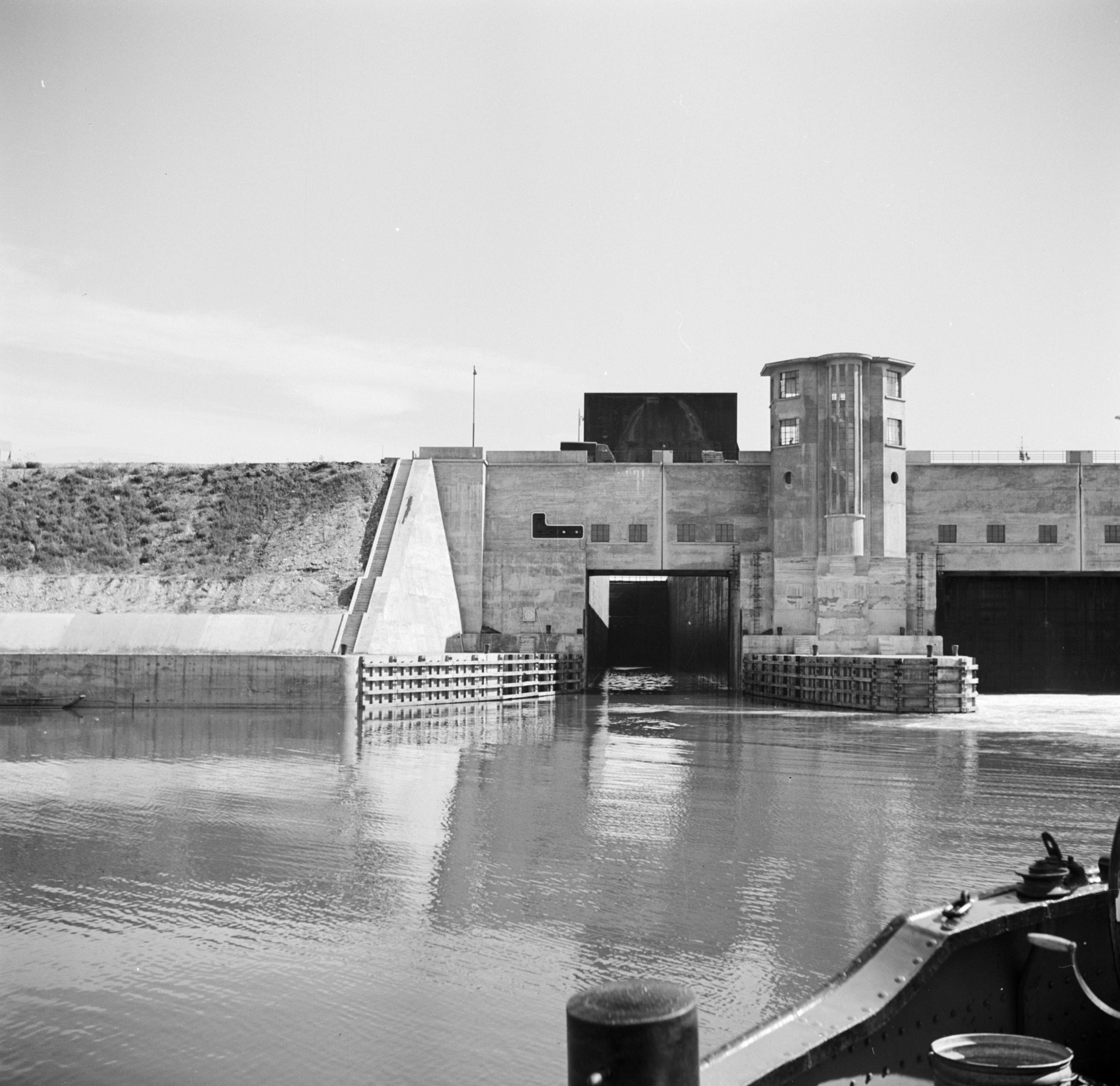 11 things the canal lock keeper did in 1955 that boaters now have to do ...
