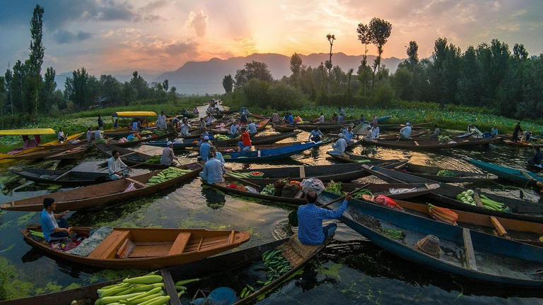 7 destinations where you can explore traditional floating markets