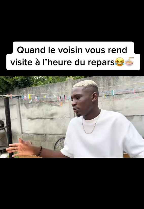 Le voisin arrive à l’heure du repas