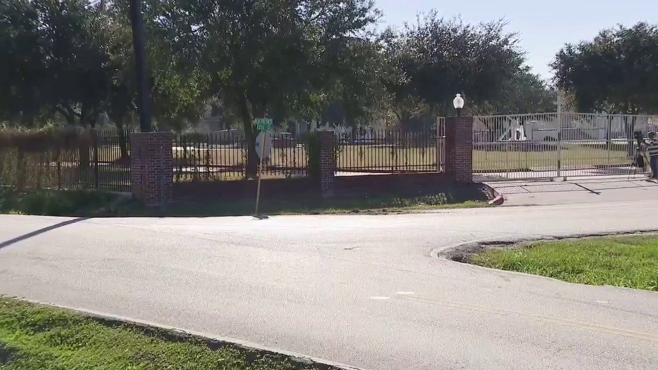 ICE agents involved in Harris County crash; man taken to hospital, DHS ...