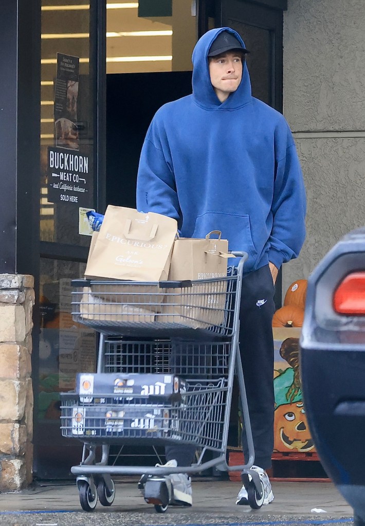 Justin Herbert takes break from losing to go on tragic beer run ...