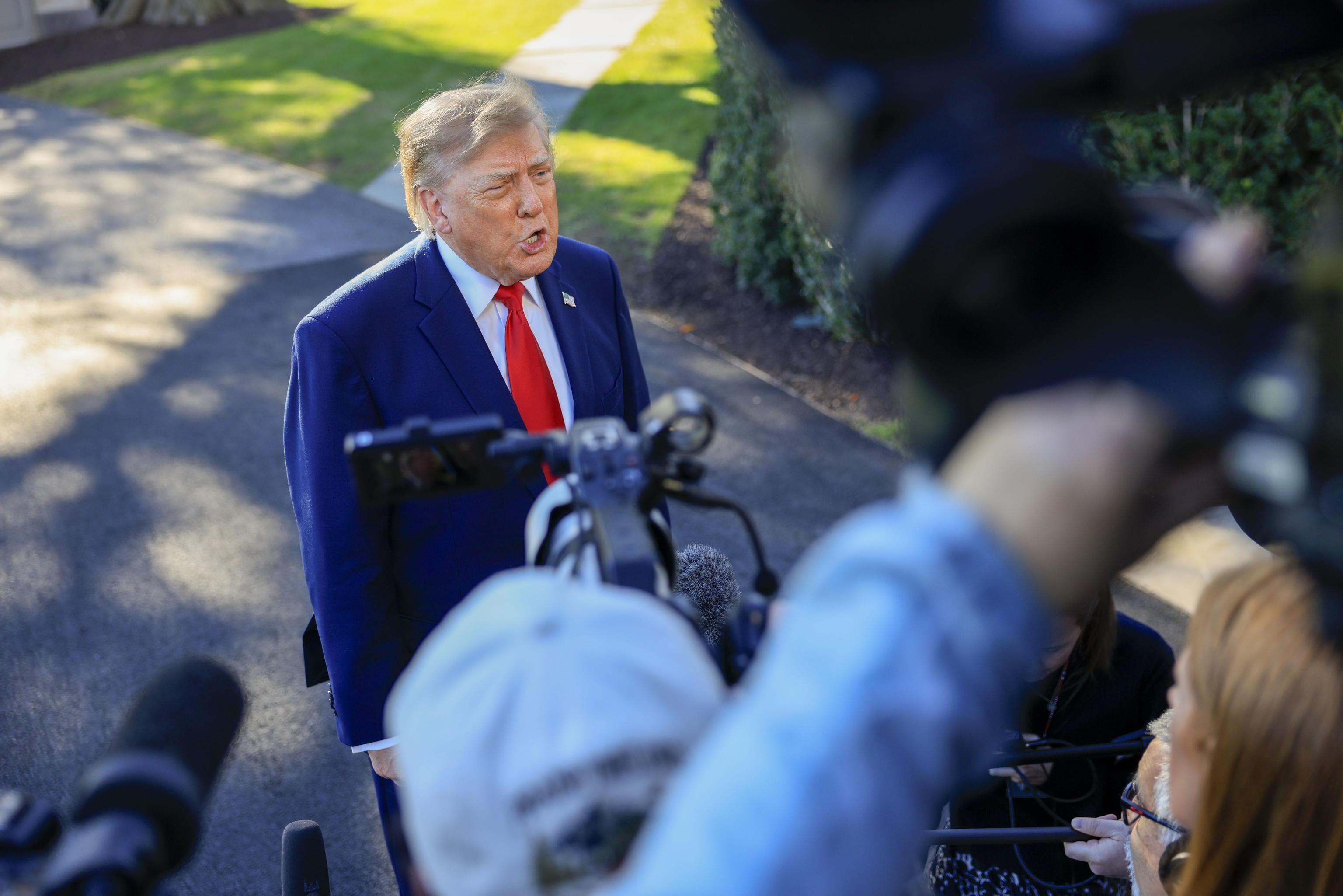 Giudice ordina a Trump di deporre entro l'11 dicembre nella causa contro la Bbc