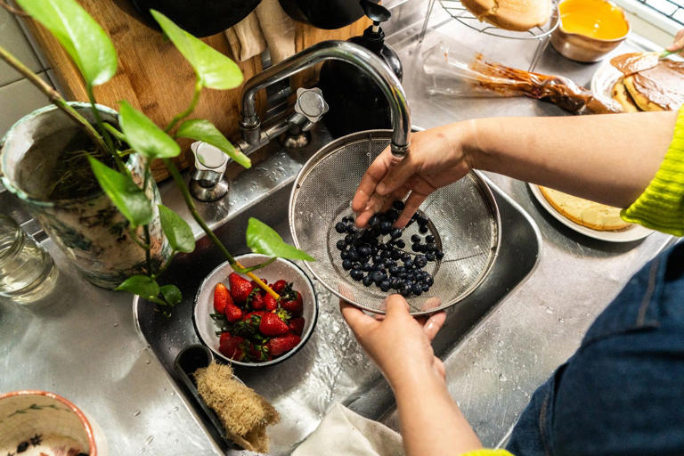 Is it safe to eat unwashed produce? Here's what experts say