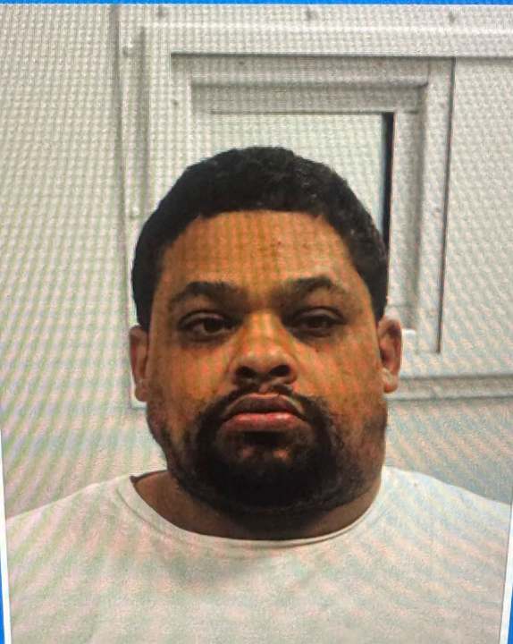 North Haven police searching for 2 suspects at large after making ...