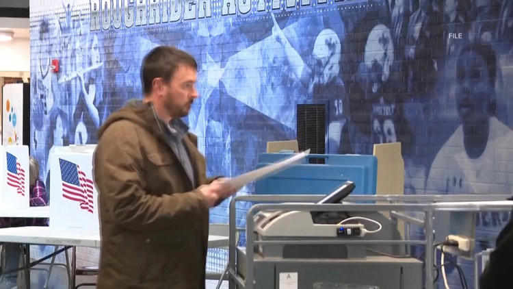 Super PACs ramp up attack ads, risk alienating undecided Iowa voters
