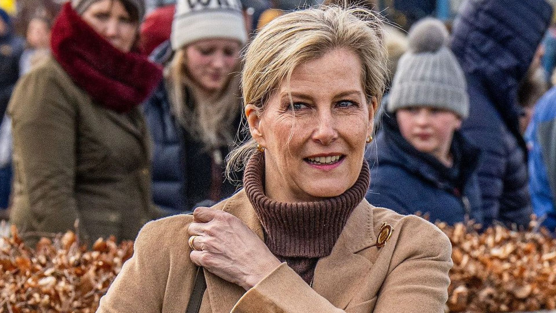 Duchess Sophie's espresso roll-neck and khaki jeans prove earthy ...