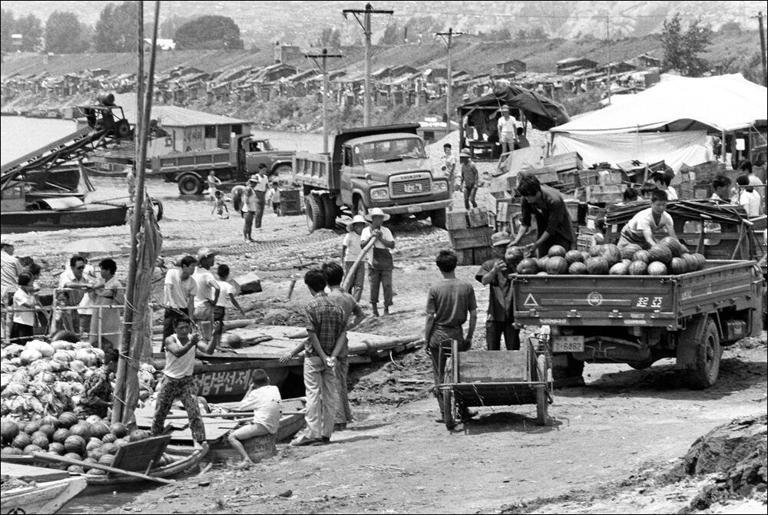 Park Ok-su's 1960s-70s Ttukseom photos on display