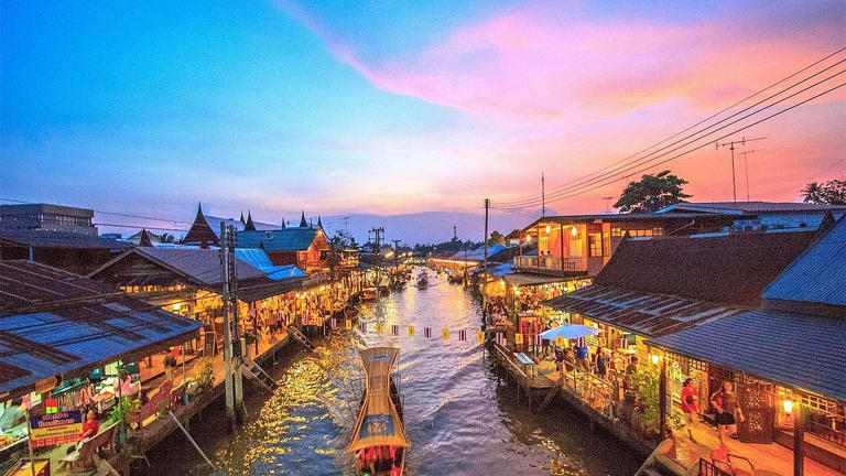 7 destinations where you can explore traditional floating markets