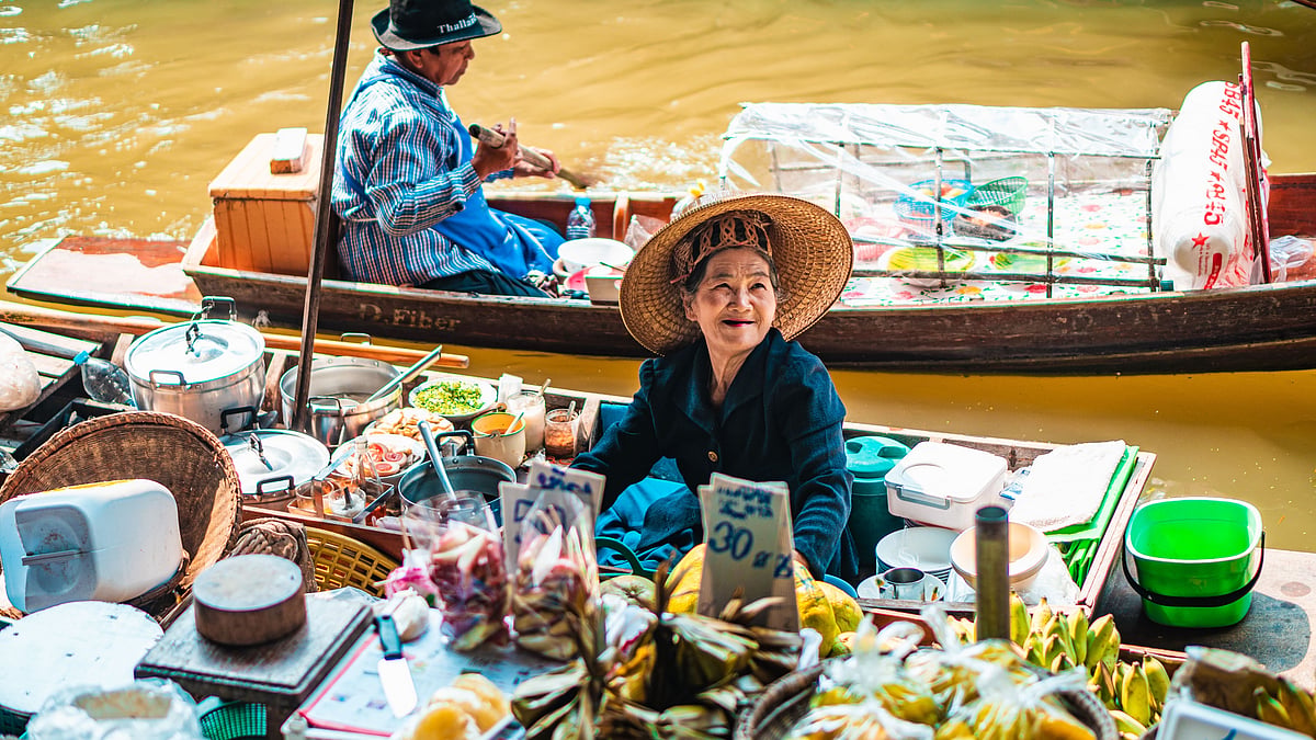 7 destinations where you can explore traditional floating markets
