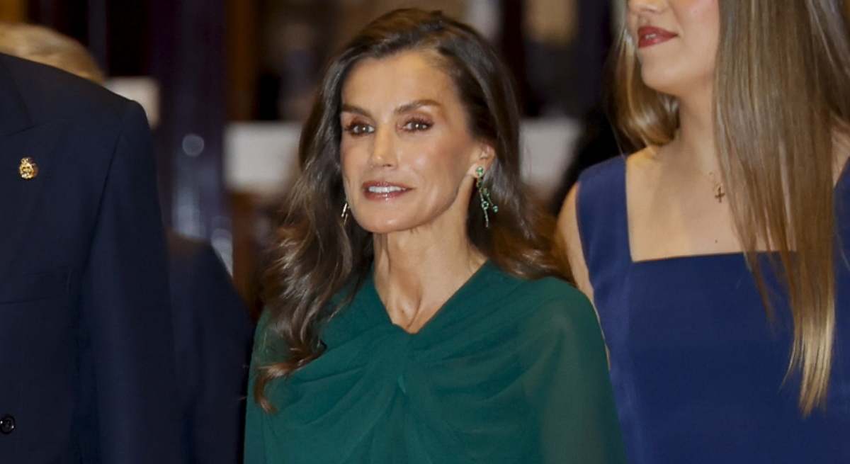 Doña Letizia, feliz de regresar a casa: destellos de un top capelina en ...